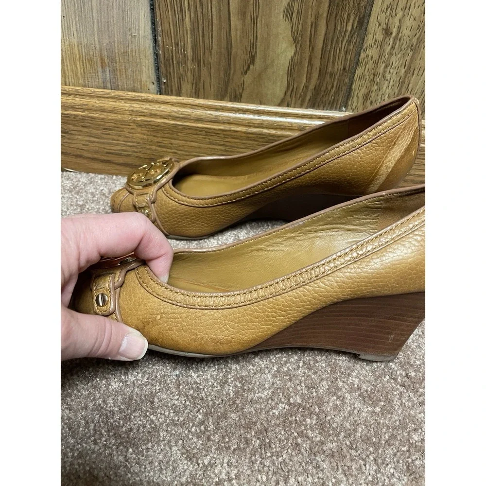 Tory Burch Women's Leather Open Toed Wedged heel Camel Gold‎ TB Logo Size 6.5